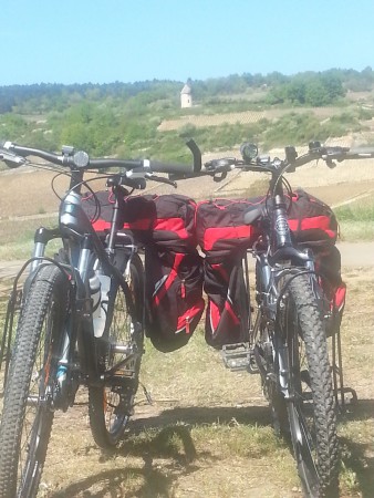 Nos deux vélos TREK sous le moulin de Santenay.